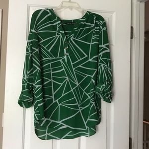Zac & Rachel geometric green blouse w/ rolled slve